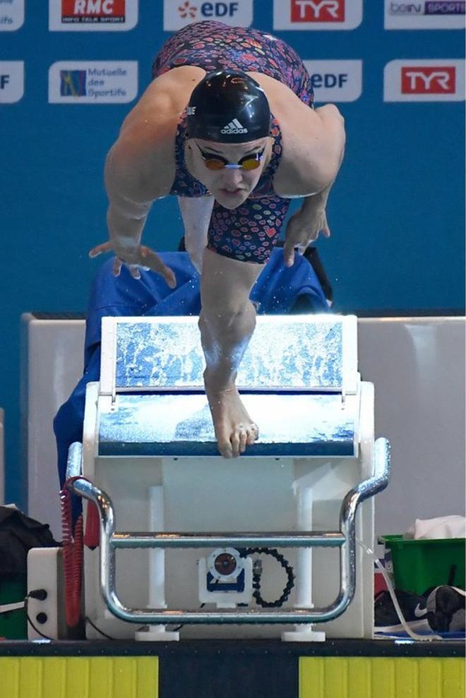 La francesa Melanie Henique compite en el calor femenino de mariposa de 50 m durante los campeonatos de natación franceses.