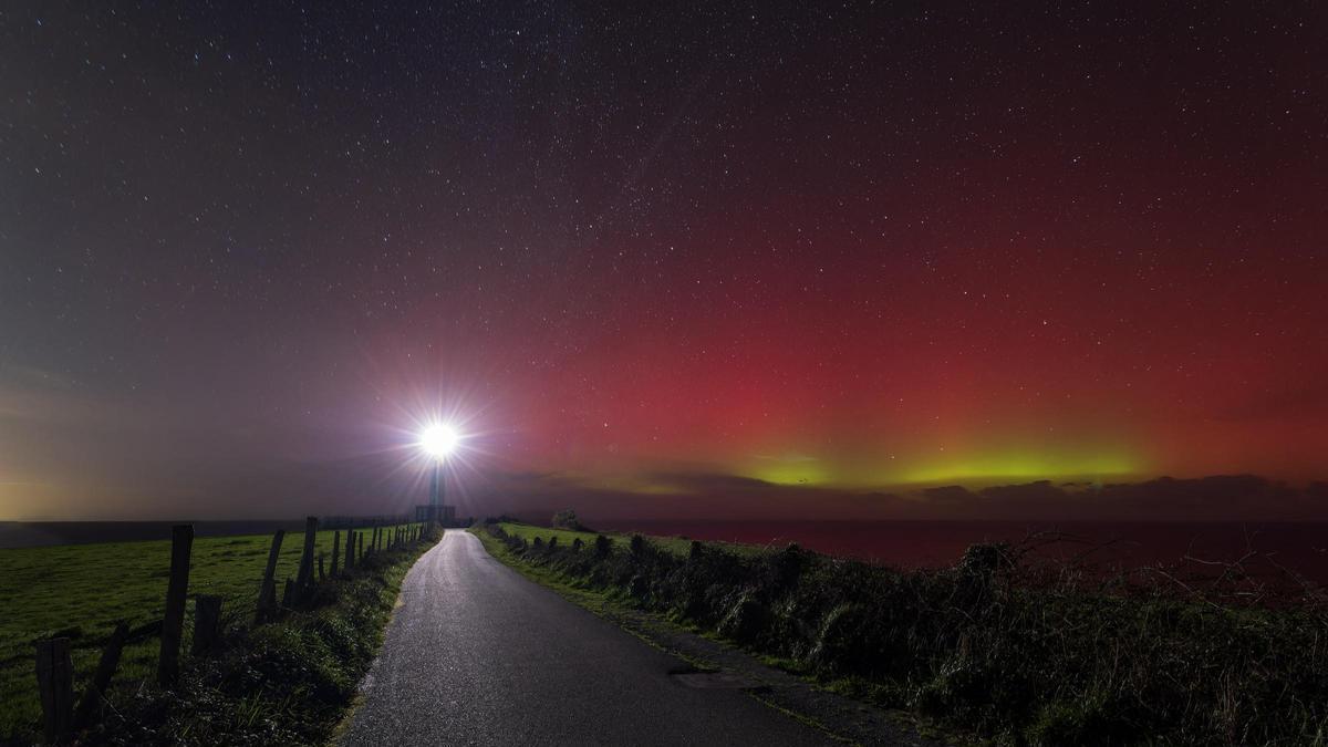 Asturias es Islandia por unos minutos: una tormenta solar tiñe de rojo, verde y amarillo el cielo de la región con las auroras boreales más impresionantes de los últimos 20 años