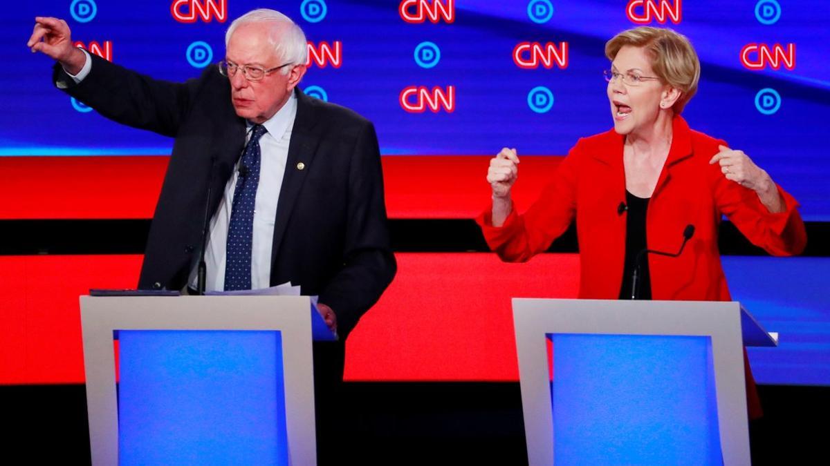 Bernie Sanders y Elizabeth Warren, durante el debate de aspirantes demócratas a la Casa Blanca, este martes en Detroit.