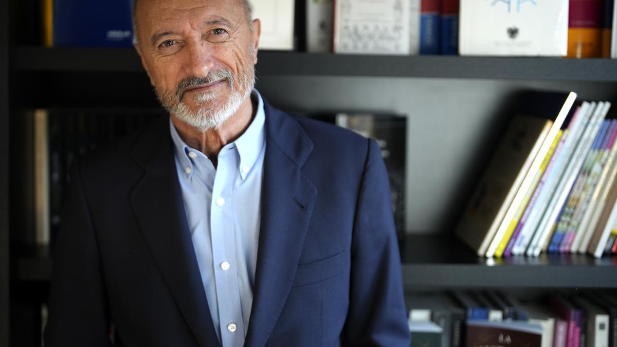 Arturo Pérez-Reverte: «El lector me dirá cuándo debo parar, es mi amigo y  no quiero decepcionarlo»