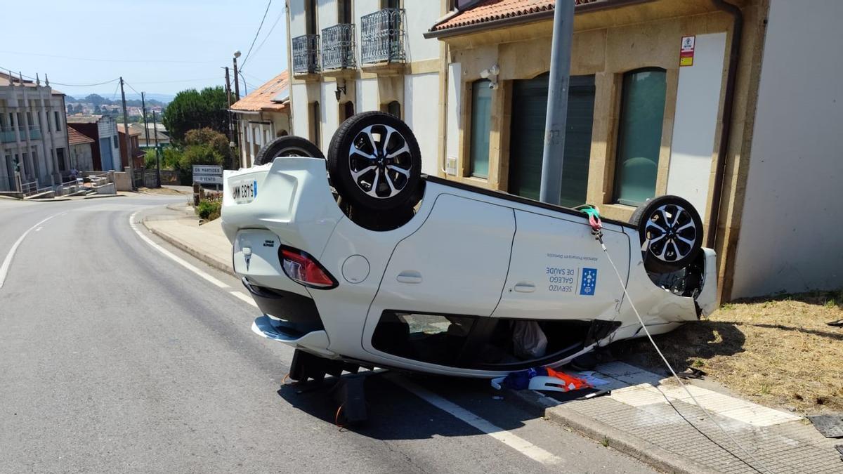 Vehículo accidentado en O Vento.