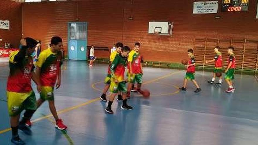 Un momento del partido de los cadetes.