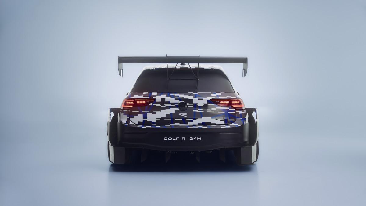 El difusor trasero y las vías ensanchadas anticipan un coche desarrollado específicamente para resistir las 24 Horas de Nürburgring.