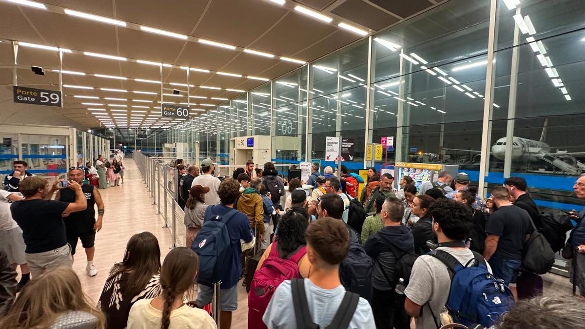La larga noche de decenas de viajeros asturianos, atrapados en el aeropuerto de Burdeos tras el desvío de su vuelo entre Roma y Asturias