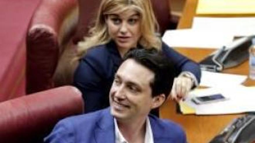 Eva Ortiz y Vicente Betoret, en el pleno de las Corts.