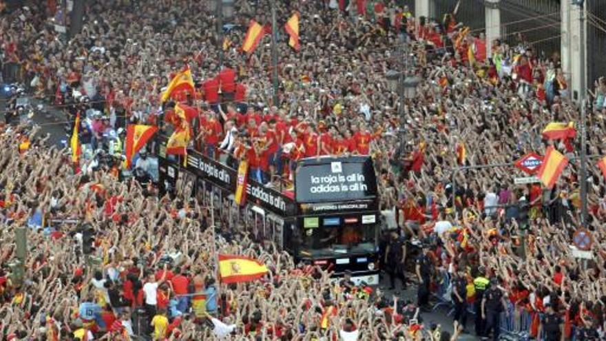 Los jugadores de &#039;la Roja&#039; reciben la ovación de la afición.