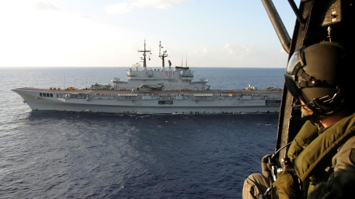 Una imagen desdfe un helicóptero del portaaeronaves 'Garibaldi' durante una misión frente a las costas del Líbano.