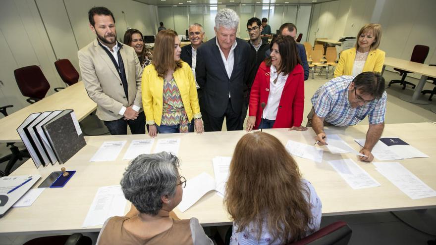 Pedro Quevedo y María José López en la Junta Electoral Provincial.