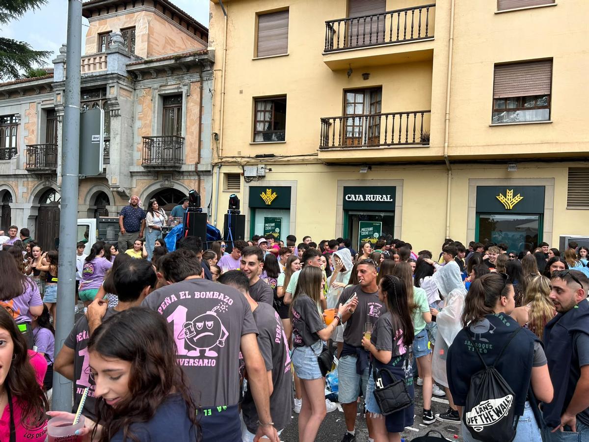 En imágenes: así fue la celebración de las peñas por el centro de Tineo En imágenes: así fue la celebración de las peñas por el centro de Tineo