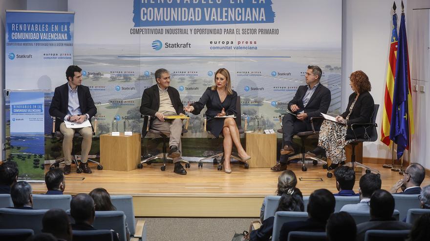 (I-D) El responsable de Sostenibilidad y Medioambiente de Porcelanosa, Vicente Ripollés; el secretario general de AVA-Asaja, Juan Salvador Torres; la consellera de Innovación, Nuria Montes; el director general de Statkraft, José Miguel Ferrer