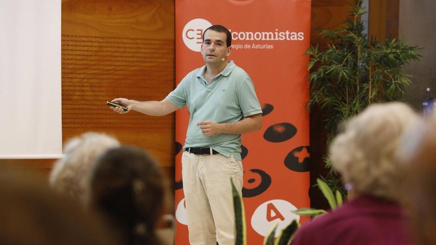 "Ninguna defensa antimisiles es 100 % infalible", afirma el ingeniero Álvaro Pendás en los Cursos de La Granda sobre la defensa de Ucrania en la guerra con Rusia