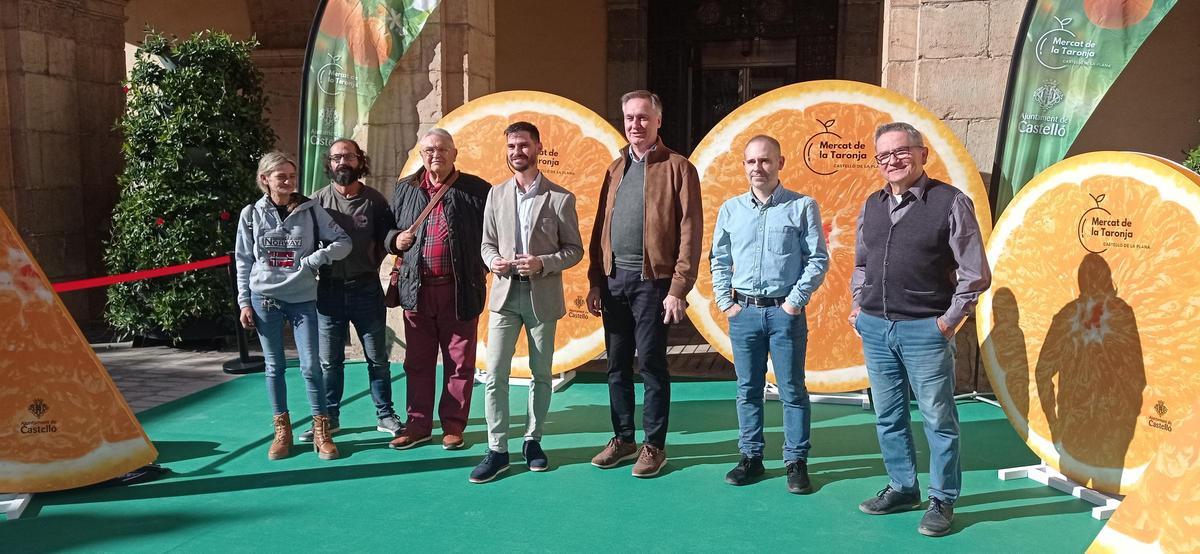 Rami´rez junto a oos agricultores y técnicos, este martes en el photocall de la plaza Mayor en la presentación de la feria.