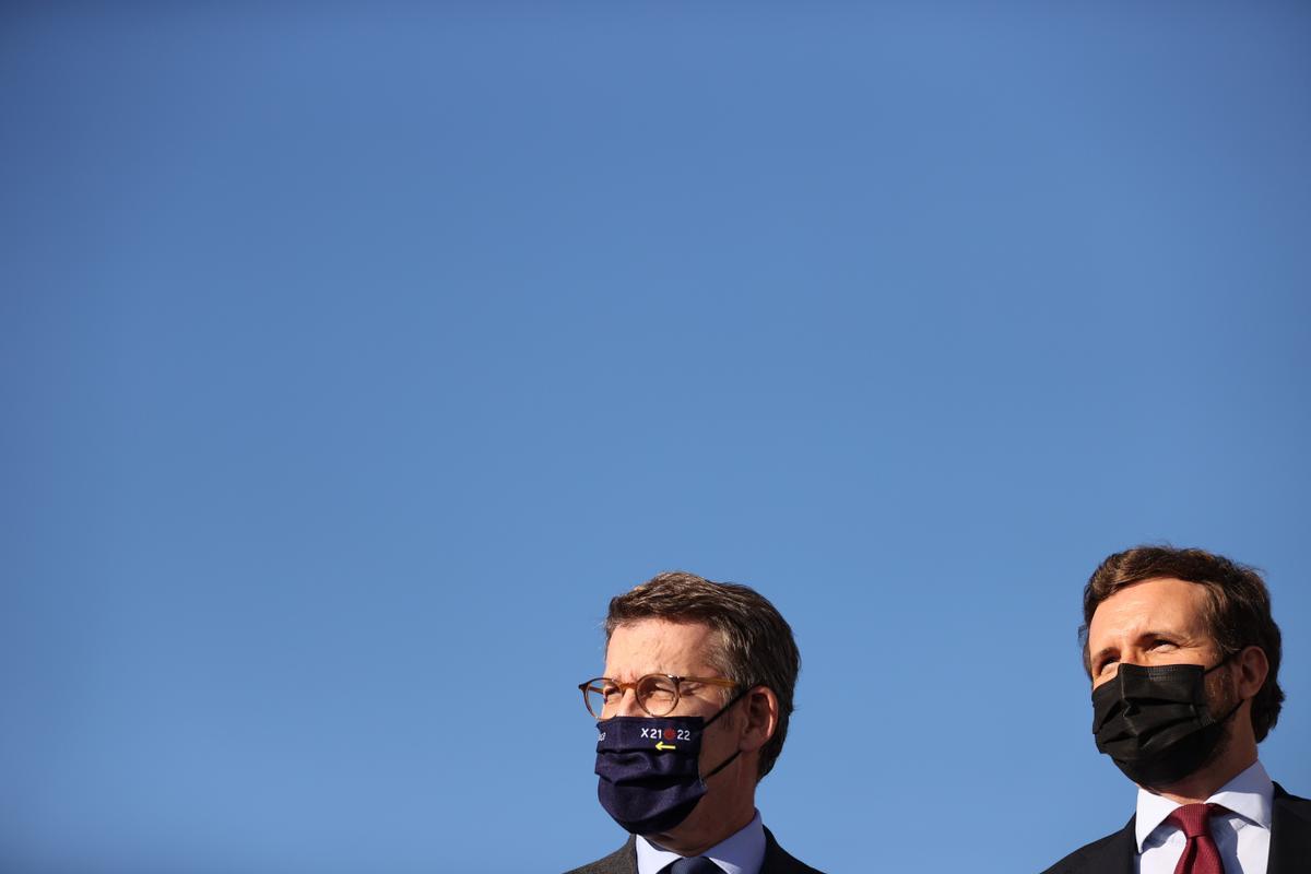 El presidente del PP, Pablo Casado, y el presidente de la Xunta, Alberto Núñez Feijóo, durante su participación en la junta directiva provincial del partido en A Coruña.