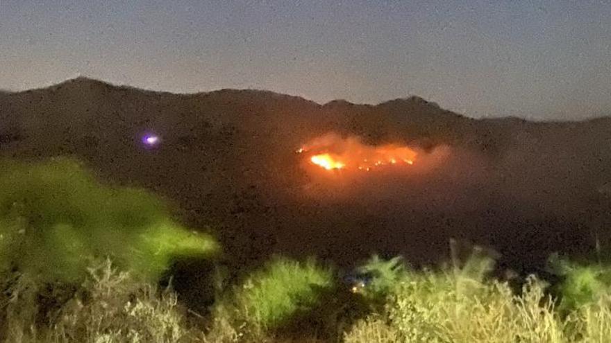 El foc, captat per la càmera des de la carretera de Sant Pere de Rodes, al terme de Vilajuïga.
