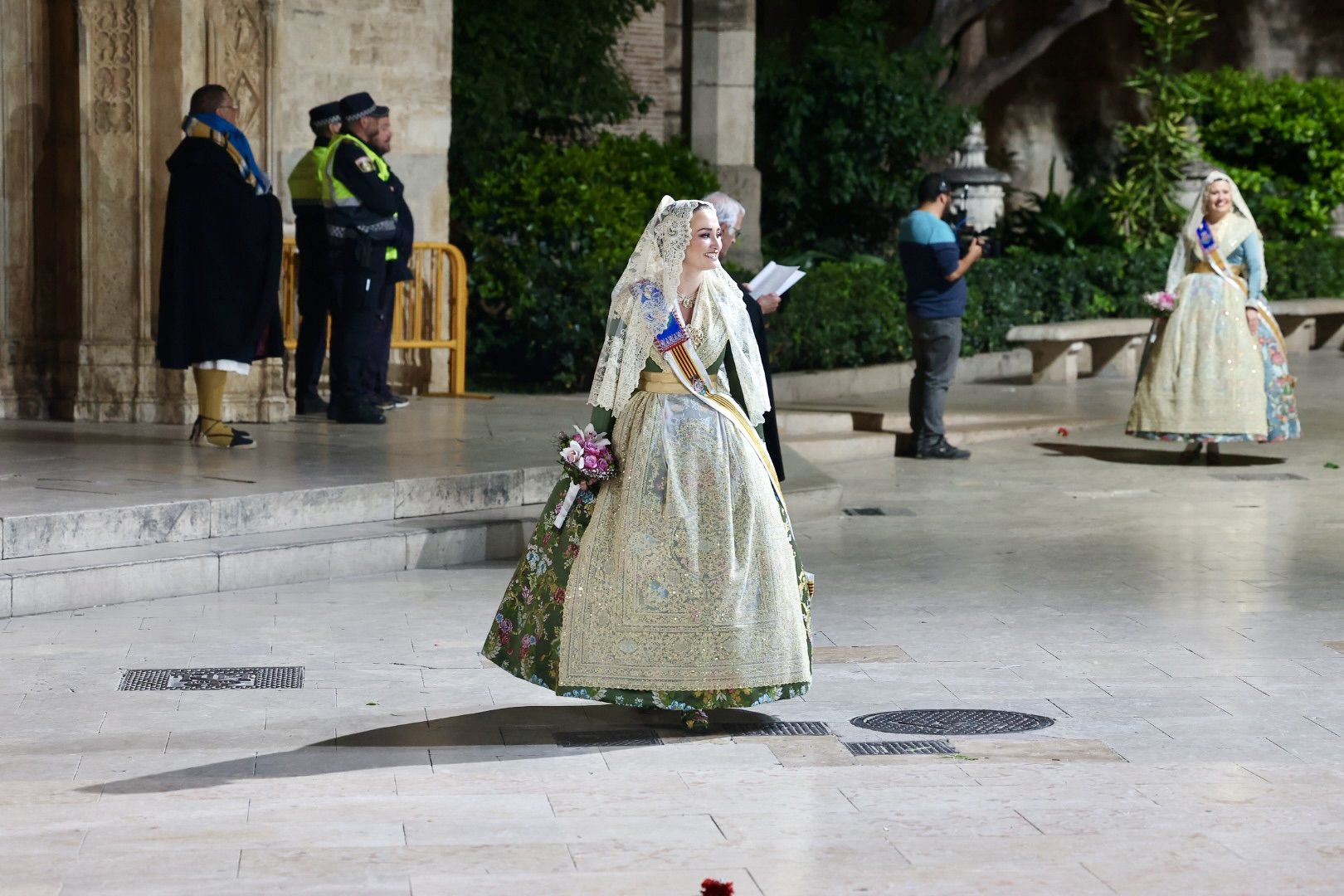 Laura Mengó y su corte coronan la ofrenda a la Virgen