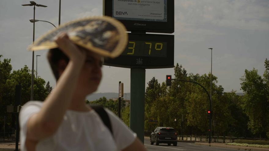 Primera muerte por un golpe de calor este verano: un hombre que había estado trabajando en Córdoba en la colocación de un cartel luminoso