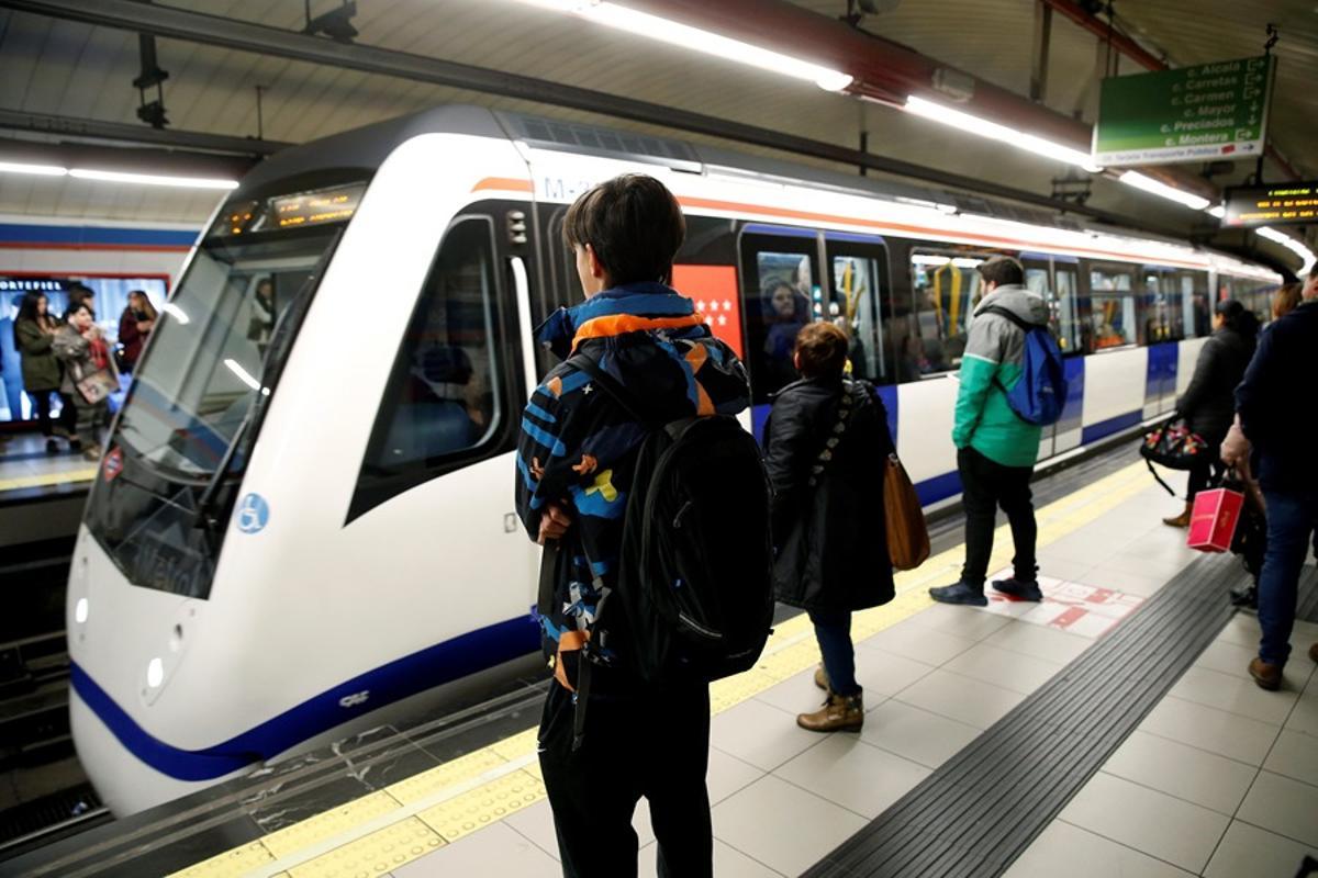 Un grupo de viajeros en el andén de una estación del metro de Madrid.
