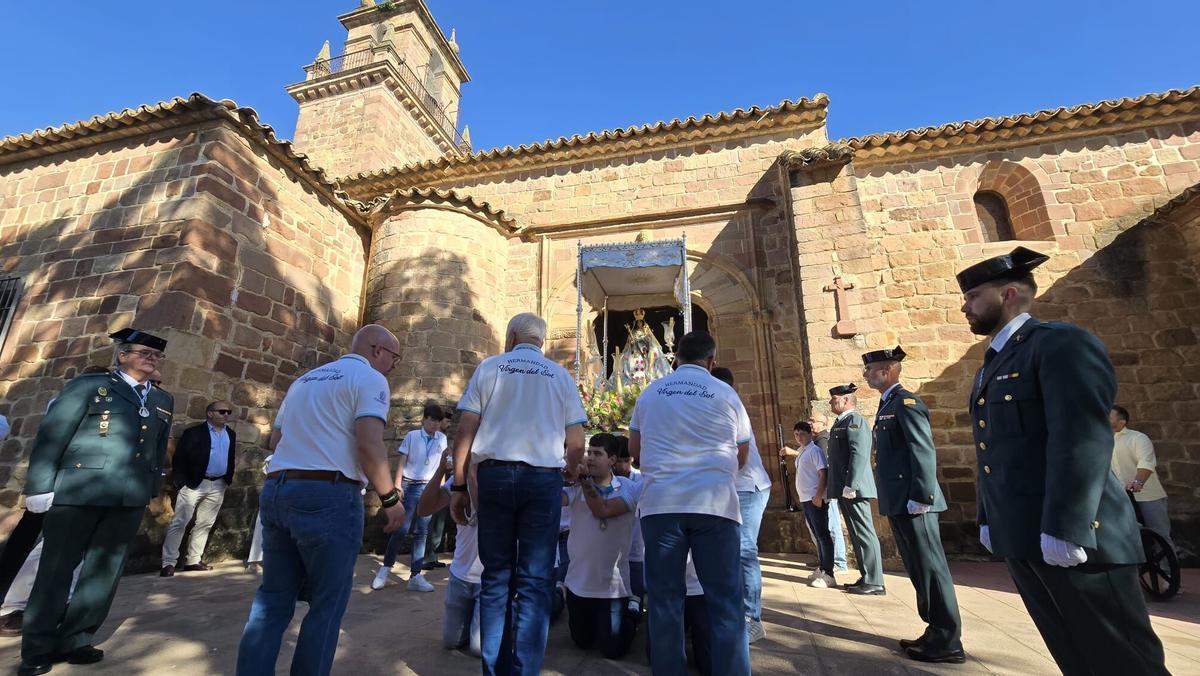 Numerosas personas participan en una jornada festiva iniciada con la salida de la patrona de la localidad desde la iglesia de San Andrés
