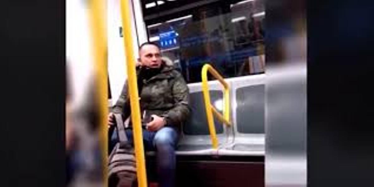 La policia deté el racista que va insultar una dona al metro de Madrid