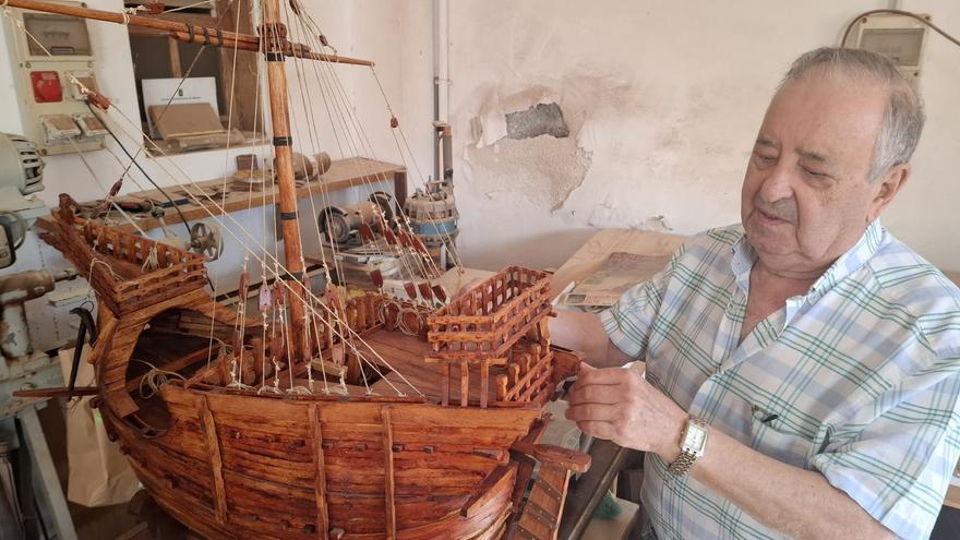 Rigoberto González, exalcalde de Güímar que mantiene viva su pasión por la marquetería naval
