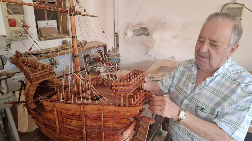 Rigoberto González, exalcalde de Güímar que mantiene viva su pasión por la marquetería naval