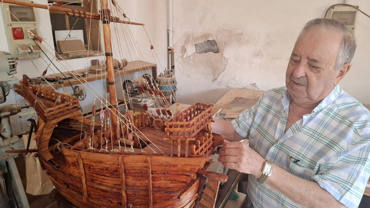 Rigoberto González, exalcalde de Güímar que mantiene viva su pasión por la marquetería naval