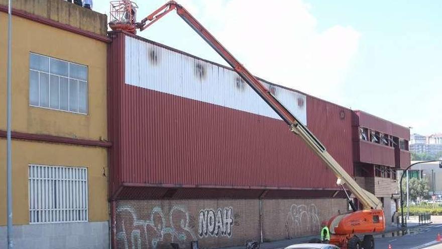 Técnicos de Frigalsa analizan el muro dañado por el incendio. // Nick