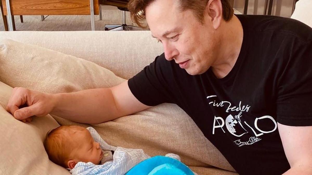 Elon Musk junto X Æ A-12, su primer hijo con la cantante Grimes.
