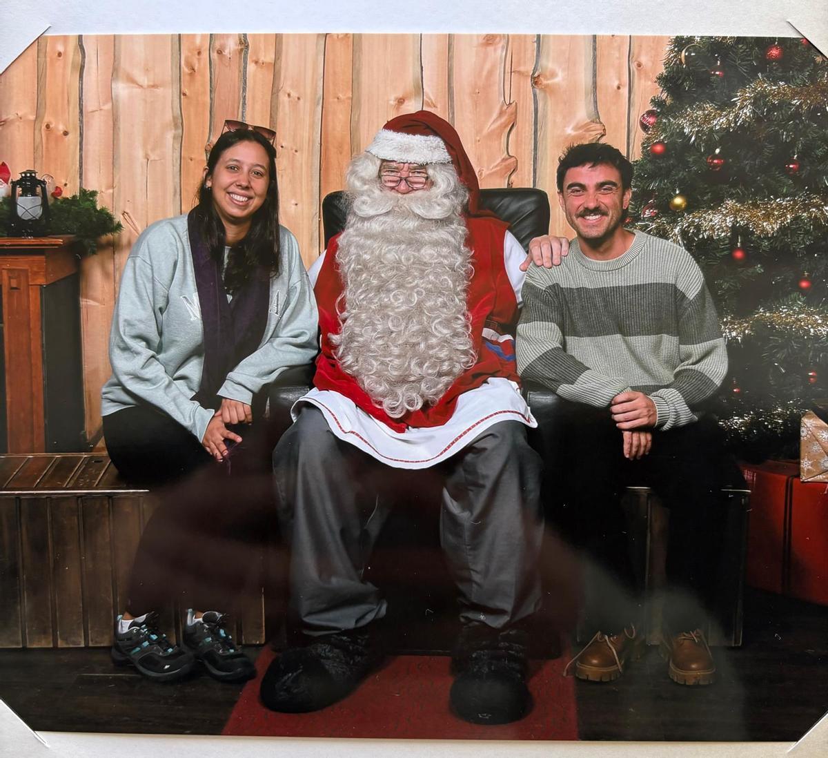 Javi Ribas, a la derecha, junto a una amiga durante su reciente viaje a Laponia, en el que conocieron a la pareja de Castellón.