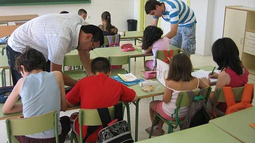 Los niños asisten a clases de repaso en verano.