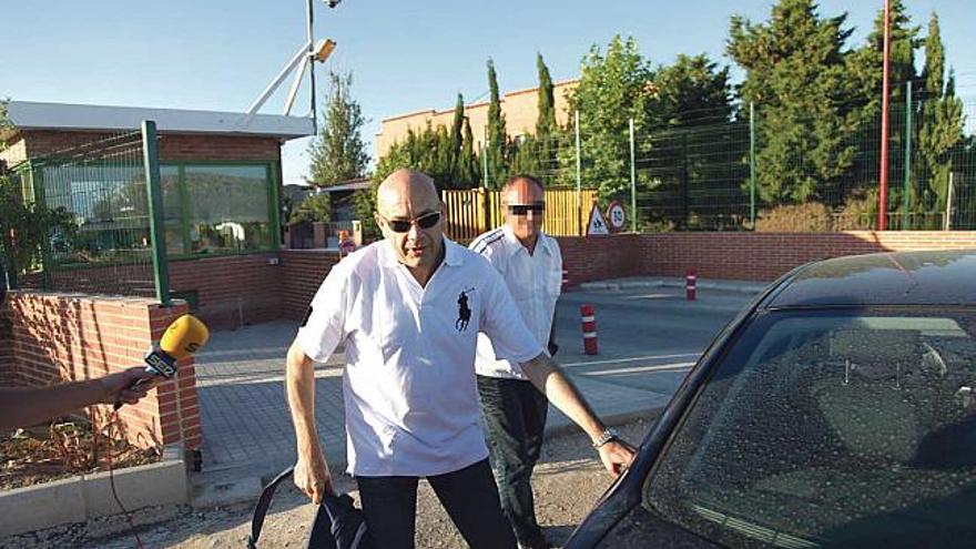 El empresario de Polop, Salvador Ros, subiendo a un coche nada más salir de la cárcel.