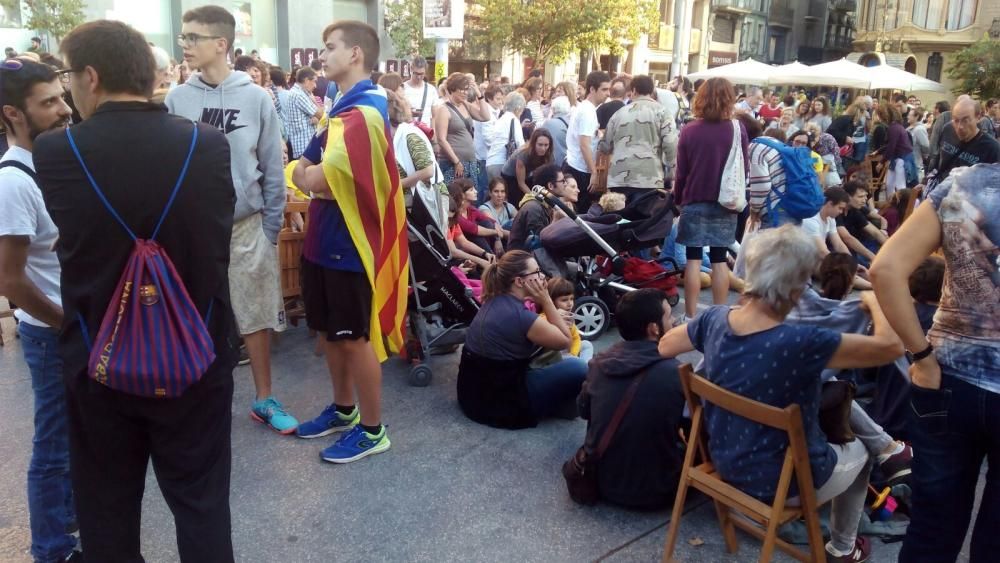 La plaça de Sant Domènec de Manresa, plena per escoltar el discurs de Puigdemont.