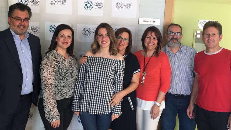 La premiada junto a sus padres, profesorado y dirección del centro