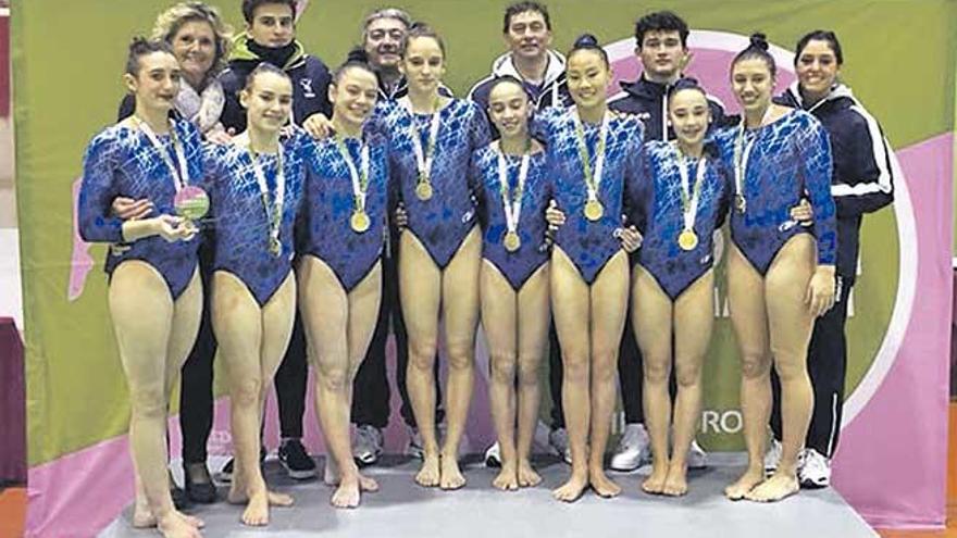 Gimnastas y técnicos del Xelska posan tras recibir la medalla de oro por su primer puesto.