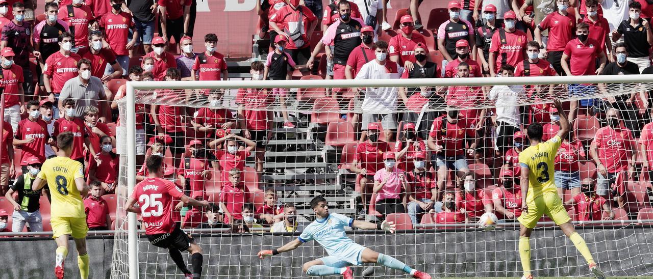 Hoppe remata a puerta frente a la Grada Lluís Sitjar, el pasado domingo ante el Villarreal.