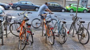 Bicicletas aparcadas en una calle del Eixample