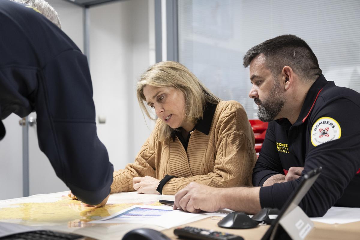 La presidenta de la Diputación, Marta Barrachina, junto al diputado de Bomberos, David Vicente.