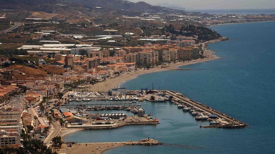 Un niño recibe una descarga eléctrica en una atracción hinchable en Caleta de Vélez