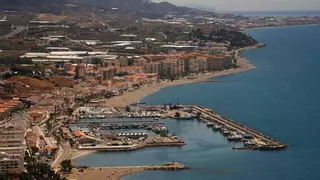 Un niño recibe una descarga eléctrica en una atracción hinchable en Caleta de Vélez