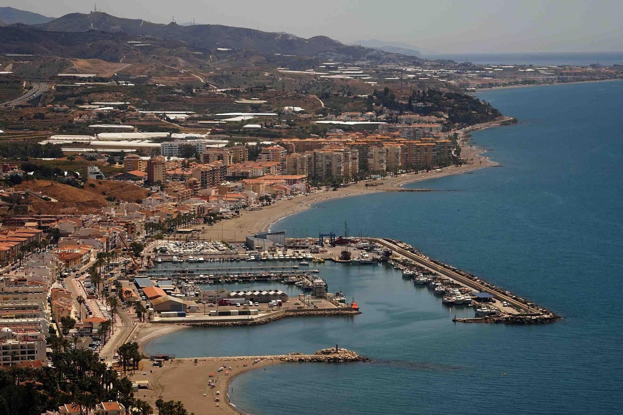 Costa de Vélez, con el puerto de La Caleta y las playas de Mezquitilla y Lagos.
