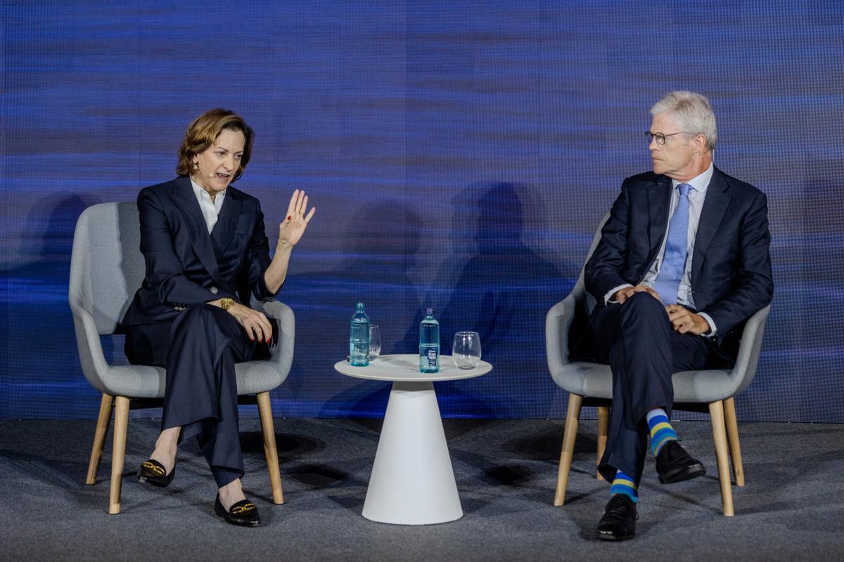 Barcelona 17/06/2026. III FORO ECONÓMICO Y SOCIAL DEL MEDITERRÁNEO . Un mar de compromisos foto. En la foto Anne Applebaum, periodista e historiadora y Martí Saballs , director de información económica de Prensa Ibérica. foto de maite cruz