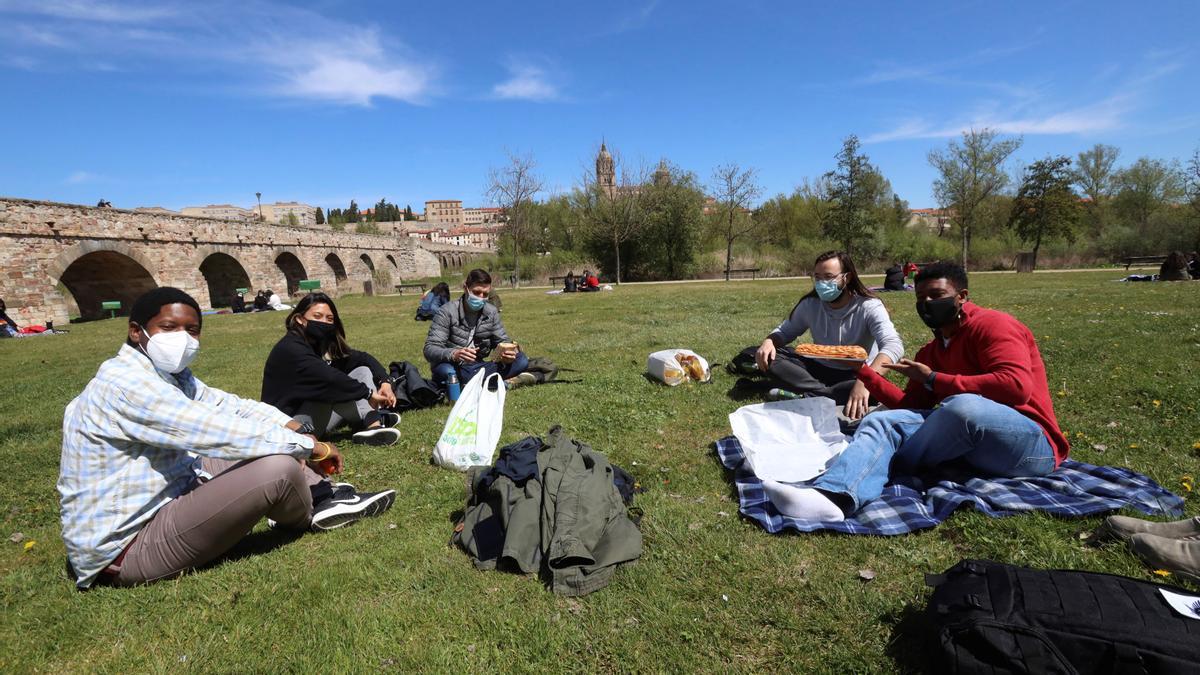 El 54 % de los españoles cree que la covid quita oportunidades a los jóvenes