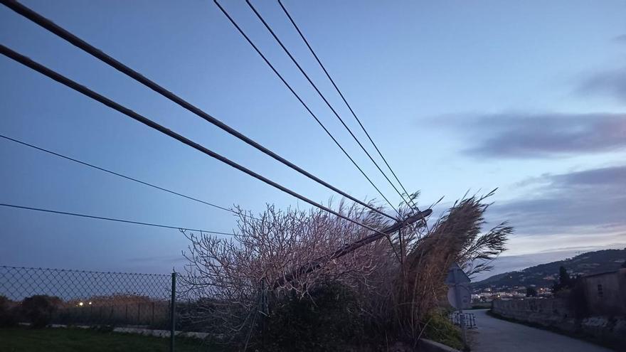 Una vecina de Ibiza denuncia un poste de luz roto sin reparar desde hace más de un mes en sa Llavanera