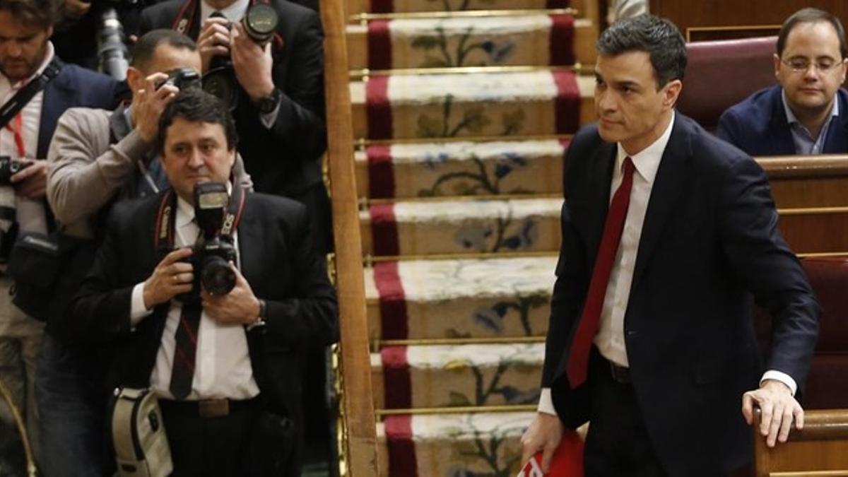 Pedro Sánchez se dispone a subir a la tribuna de oradores en el segundo debate de su investidura.