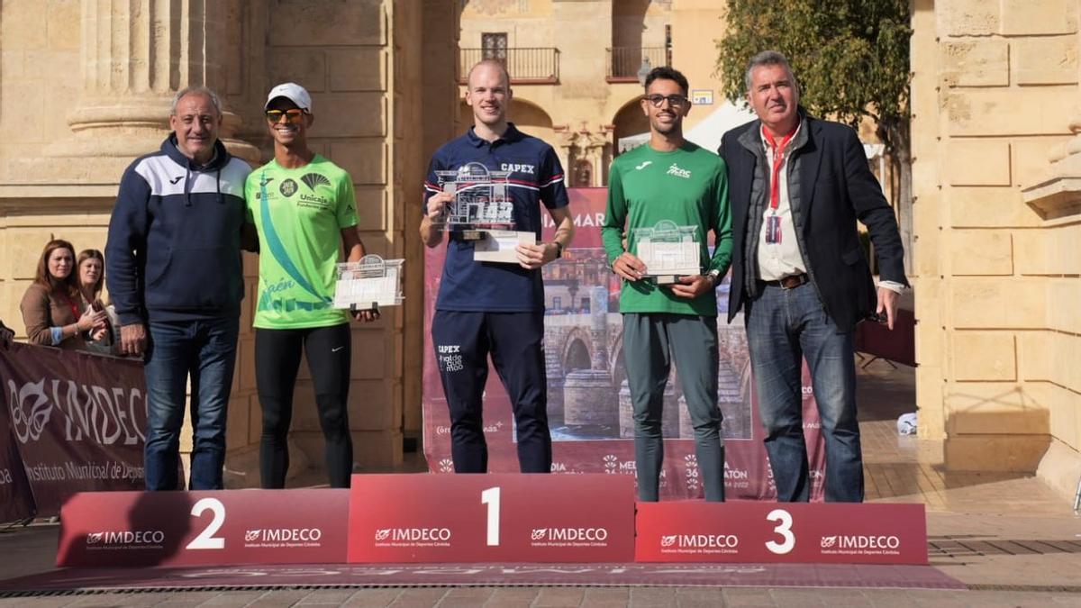 El podio masculino, con Fermín Cacho y Manuel Torrejimeno (Imdeco) en las esquinas.