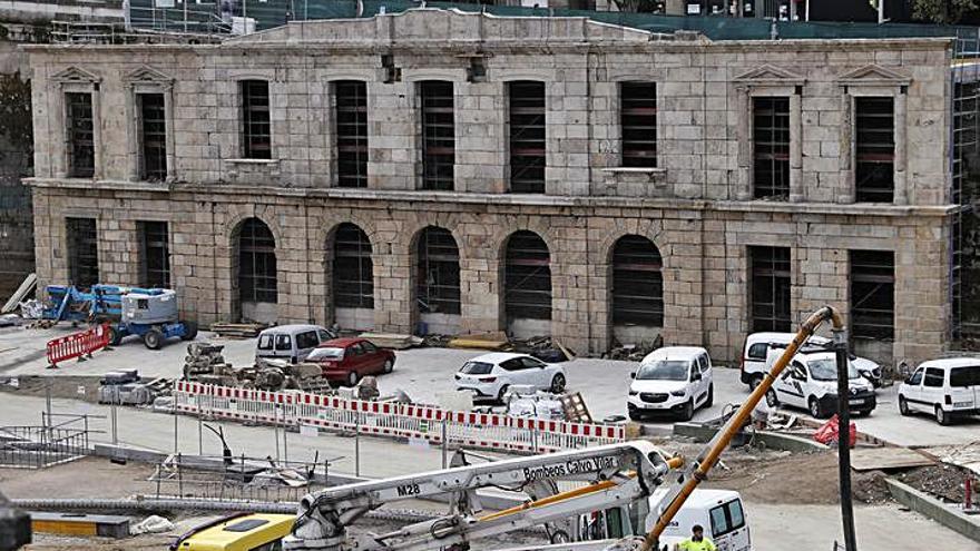 Colocación de la fachada de la vieja estación. // Ricardo Grobas