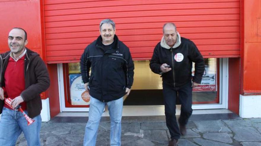 Piquetes delante de un supermercado en Navia. | a. m. serrano