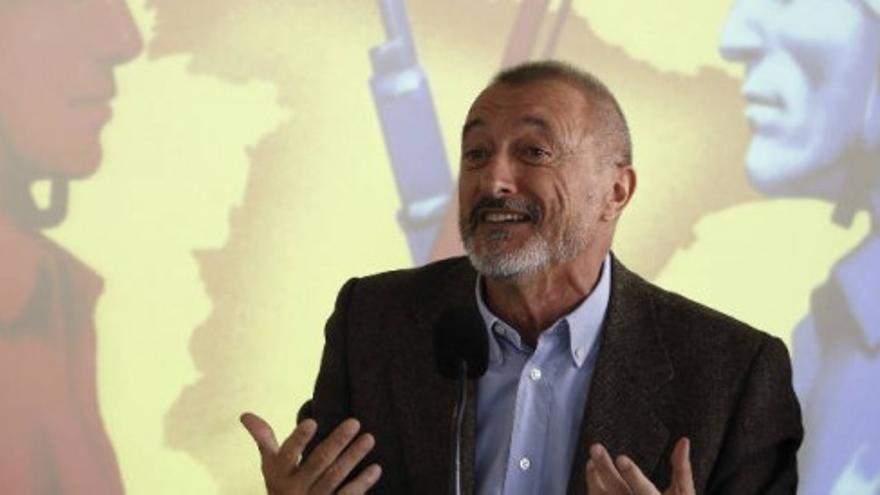 Pérez Reverte considera que los políticos manejan el presente con el pasado