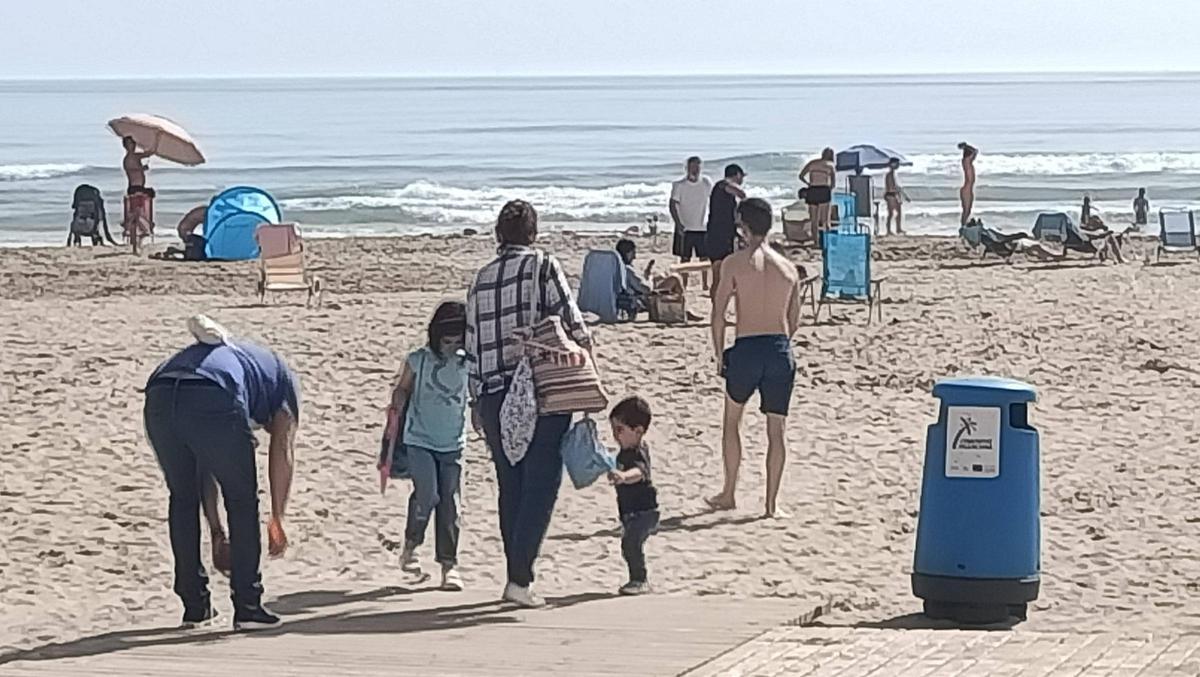 Algunos visitantes en la playa.