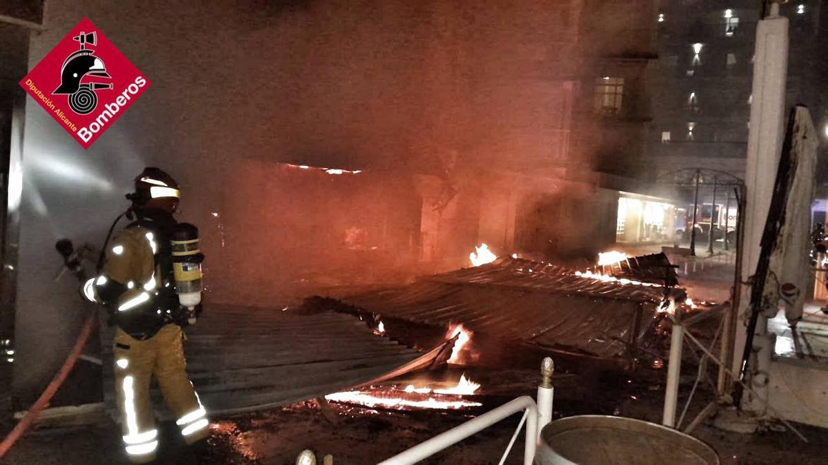El incendio declarado en un establecimiento de Benidorm.